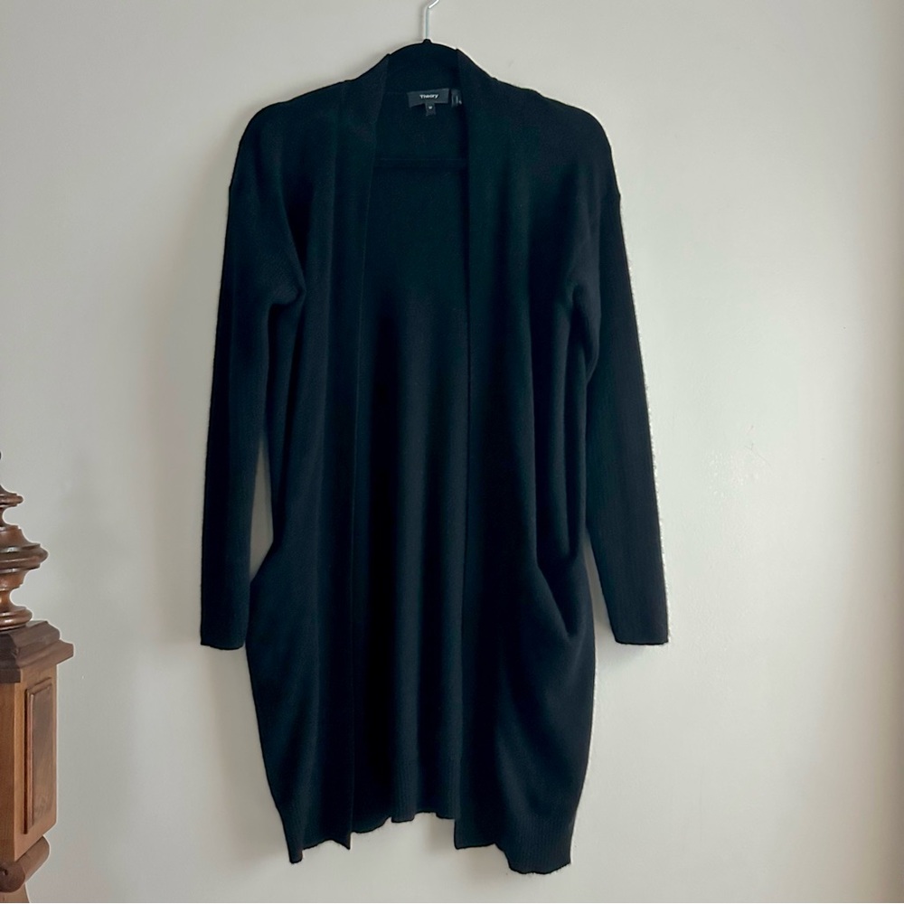 Theory • Rib Sleeve Soft Cashmere Cardigan‎ in Black